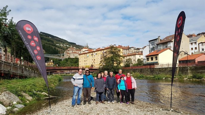 Alumnos del CAI de Penlés sueltan 2.000 truchas en Narcea