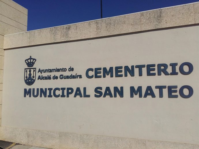 Fachada exterior del cementerio municipal de Alcalá de Guadaíra