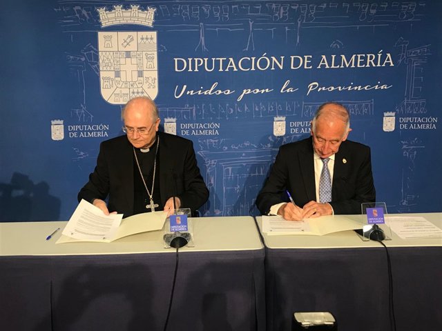 Gabriel Amat y el obispo de Almería, Adolfo González, firmando el convenio