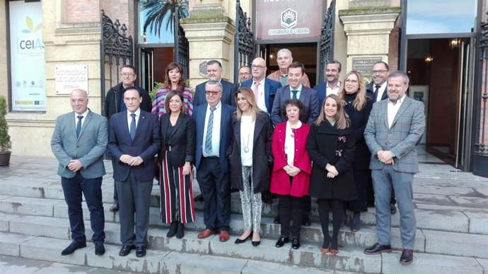 Susana Díaz (centro) con el resto de autoridades en el Rectorado de la UCO