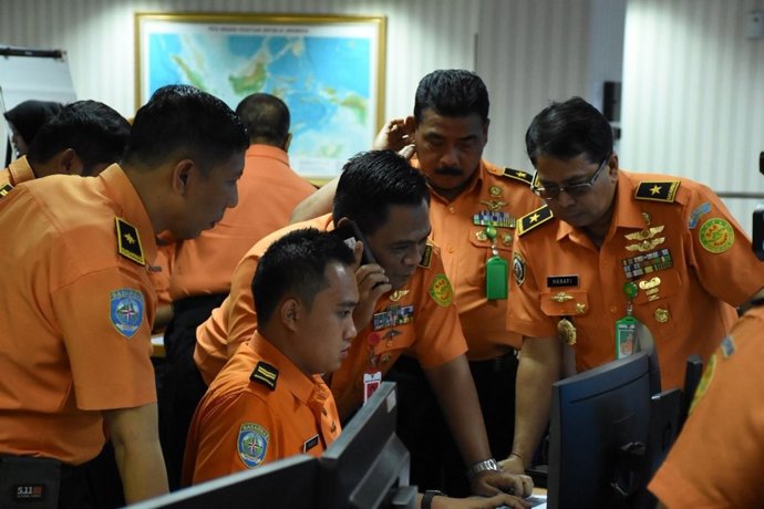 Personal de BASARNAS en el dispositivo de búsqueda de Lion Air