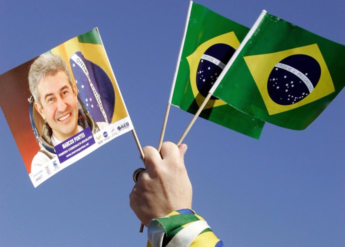 Bandera con la imagen del astronauta brasileño Marcos Pontes