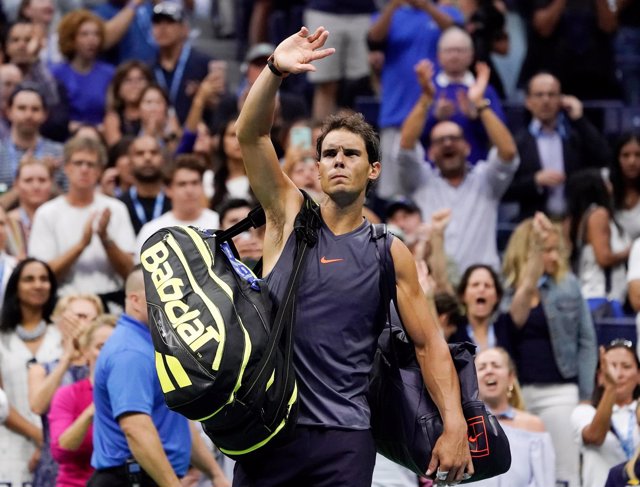 Nadal se retira sin debutar en París y cede el número uno mundial a Djokovic