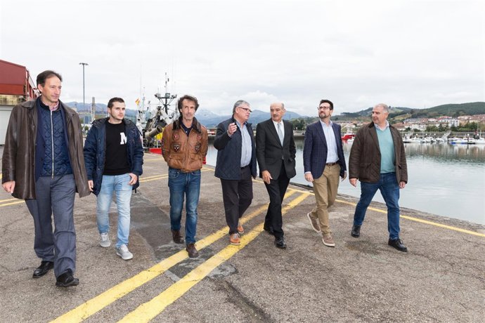 El consejero de Obras Públicas, José María Mazón, en el puerto de Colindres