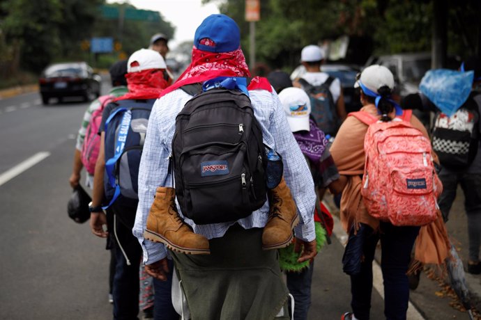 Una nueva caravana con 2.000 migrantes sale de El Salvador rumbo a