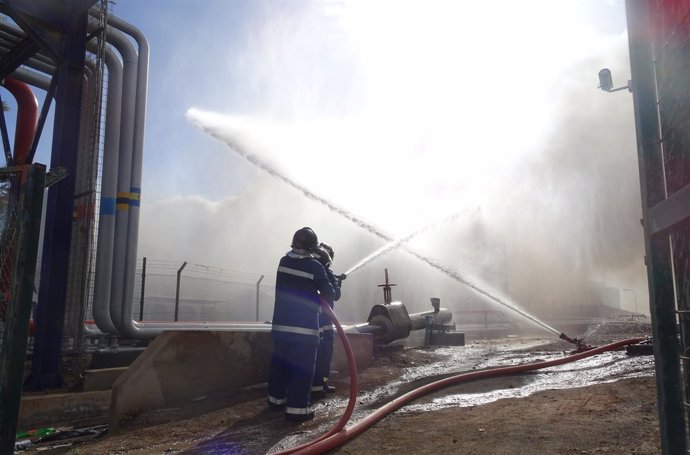 Extinción del incendio en un planta de chatarras en Salinetas, en Telde