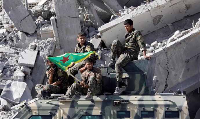 Combatientes de las Fuerzas Democráticas Sirias tras la liberacion de Raqqa 