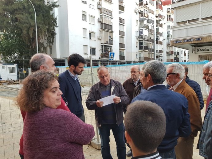 Javier Moyano, con vecinos de la calle Doctor Delgado Roig