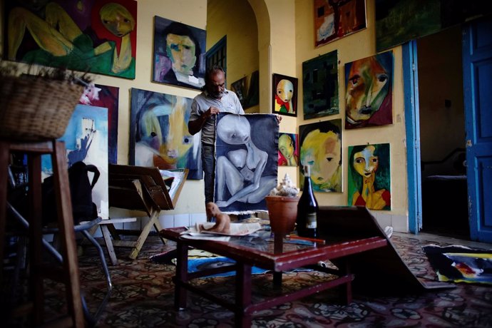 El pintor cubano Roberto Loeje en su estudio