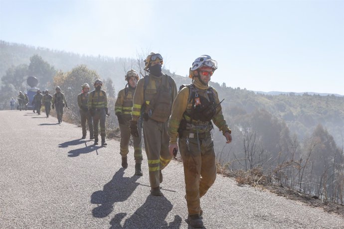 Brigadistas en el incendio forestal de Mondariz (Pontevedra)