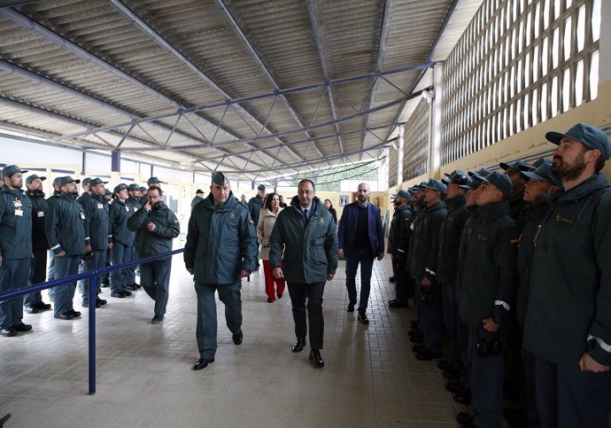 Gómez de Celis visita la Academia de la Guardia Civil en Baeza.