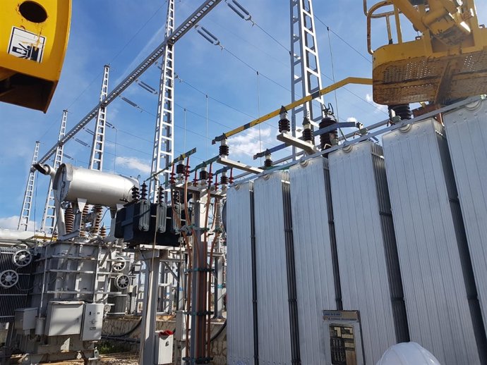 Trabajos de Endesa tras la avería en la red de transporte de REE en Menorca