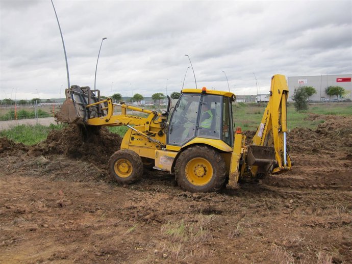 Un trabajador con una excavadora en una obra