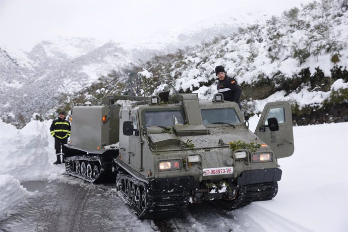 Imágenes de la Unidad Militar de Emergencia ayudando en Asturias por las nevadas