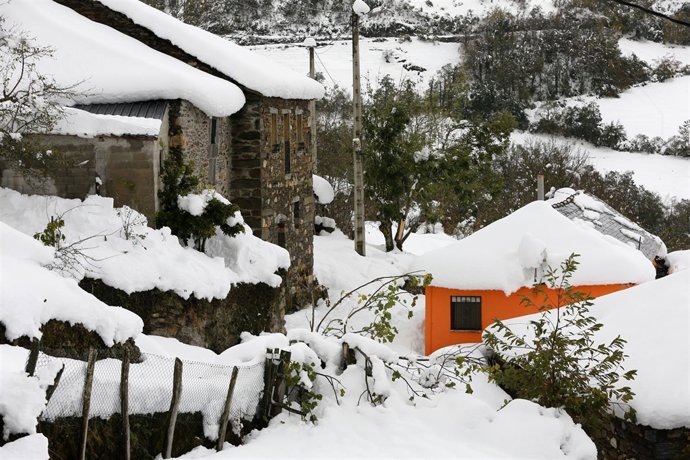 Imágenes de la Unidad Militar de Emergencia ayudando en Asturias por las nevadas