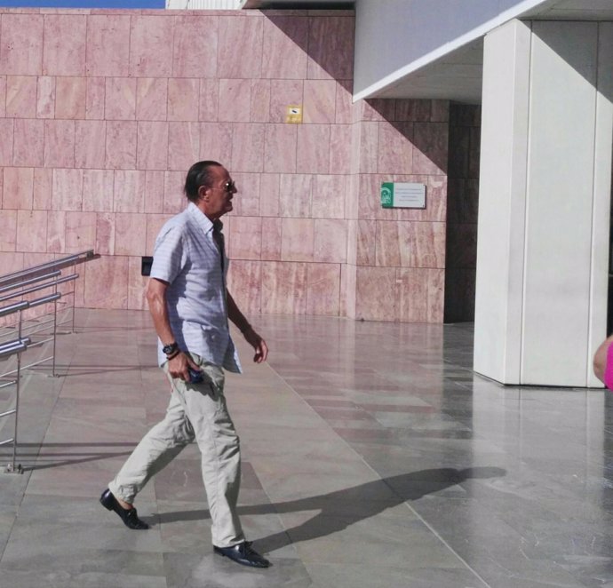 Julián Muñoz, exalcalde de Marbella, entrando en los juzgados