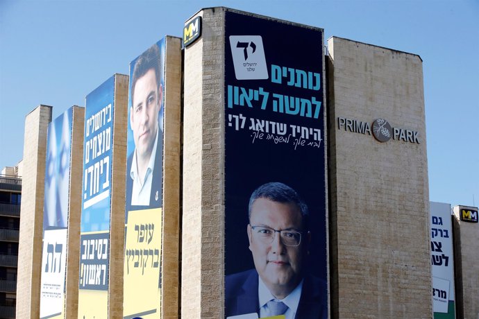 Carteles electorales de Leon y Berkovitch en Jerusalén