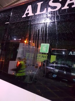 Estado de un autobús tras los actos vandálicos