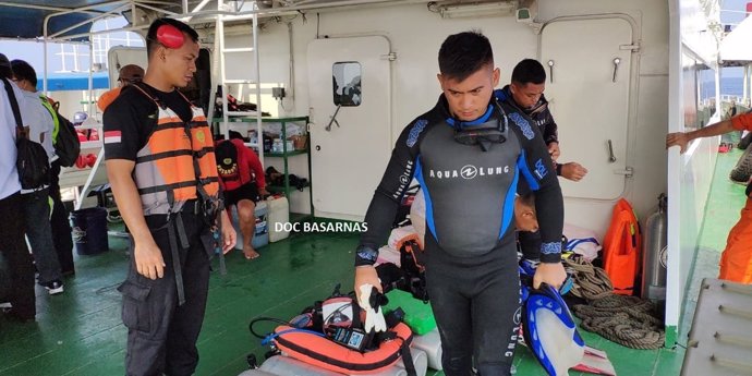 Buzos preparándose para buscar el avión de Lion Aire