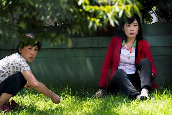Dos mujeres norcoreanas en un parque en Pyongyang