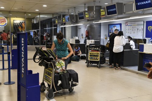 Los sindicatos protestan en el Aeropuerto de Madrid-Barajas Adolfo Suárez durant