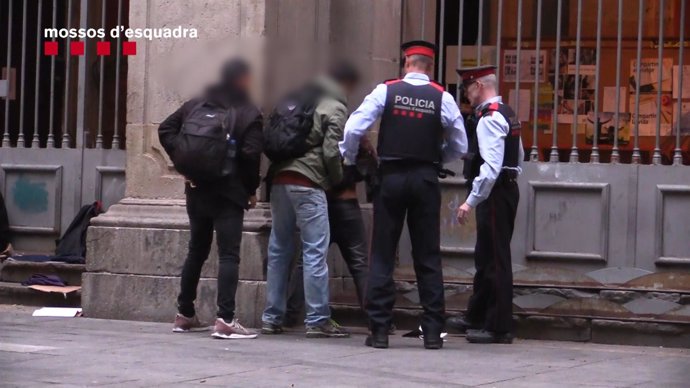 Agentes de los Mossos identifican a personas en Ciutat Vella