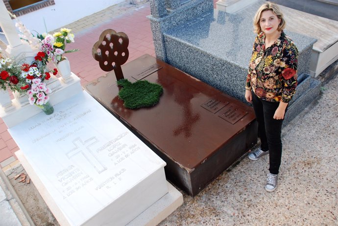 La arquitecta Mónica Martínez Vicente junto a la lápida de su familiar