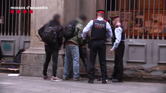 Agents dels Mossos identifiquen a persones a Ciutat Vella