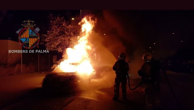 Un vehículo se incendia en el Polígono de Levante y la Policía consigue salvar otro coche cercano al suceso