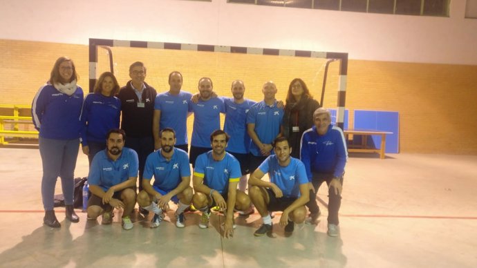 Voluntarios 'la Caixa' juegan al fútbol con reclusos de la prisión de Palma