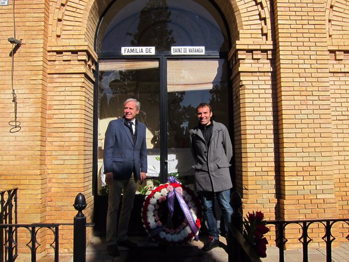 Pablo Muñoz y Jorge Azcón hoy en el Cementerio de Torrero