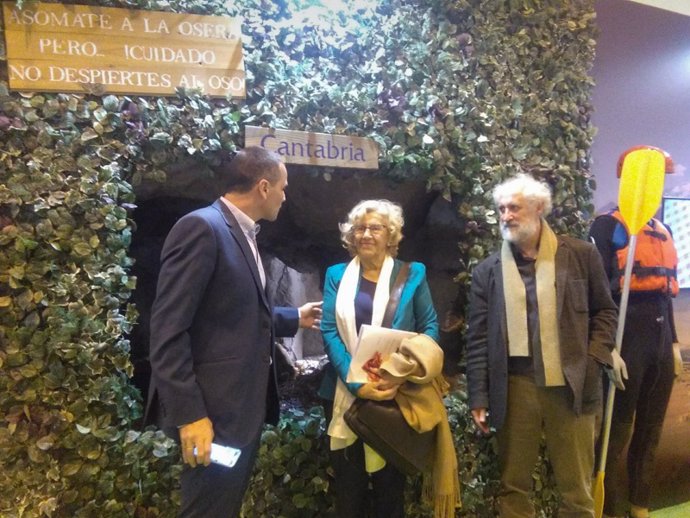 Manuela Carmena en el stand de Cantabria