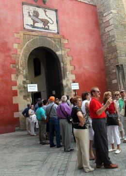 Turistas recorriendo Sevilla