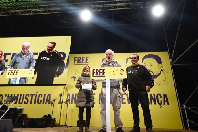 Familiars d'Oriol Junqueras llegeixen la seva carta enfront de Lledoners