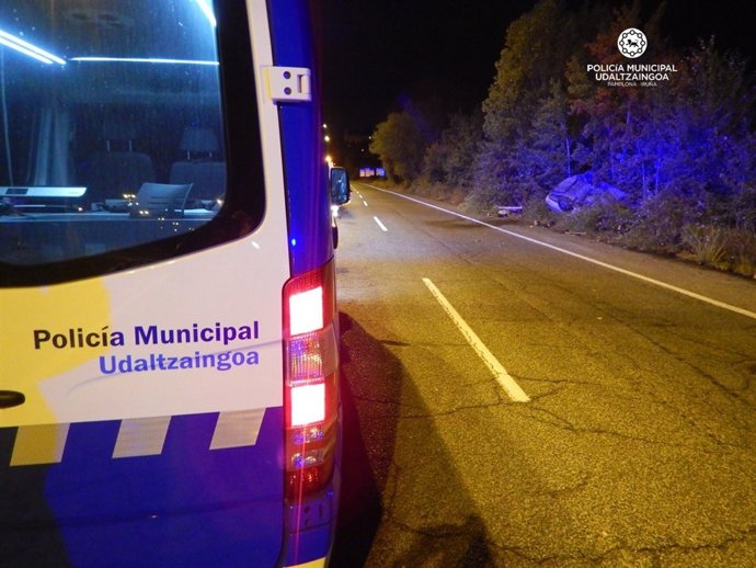 Imagen del coche volcado en un accidente en Pamplona