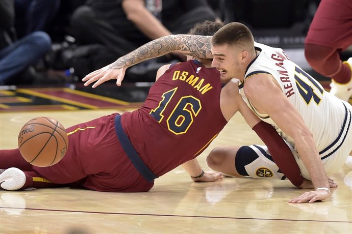 Juancho Hernangómez pelea con Osman por un balón en el Cavaliers-Nuggets