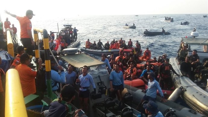 Personal de rescate en las labores de búsqueda del avión de Lion Air