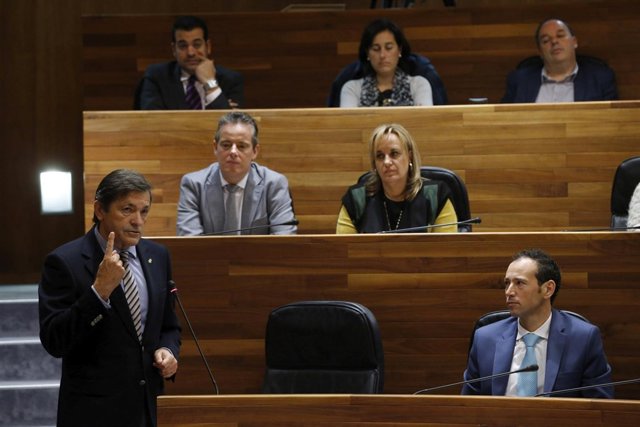 Javier Fernández en sesión de control parlamentaria