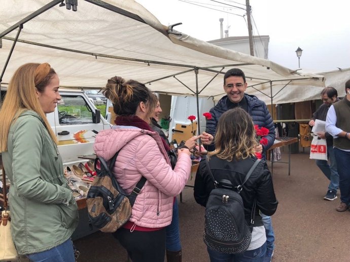 Mario Jiménez, en un reparto en el mercadillo de Cortegana.