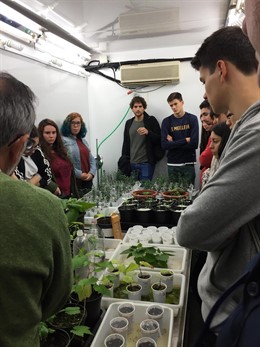 Alumnos en actividades científicas