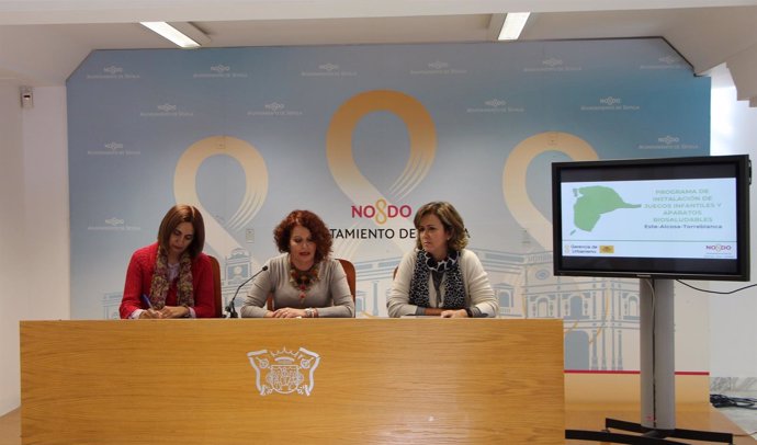 Adela Castaño, en el centro, durante una rueda de prensa