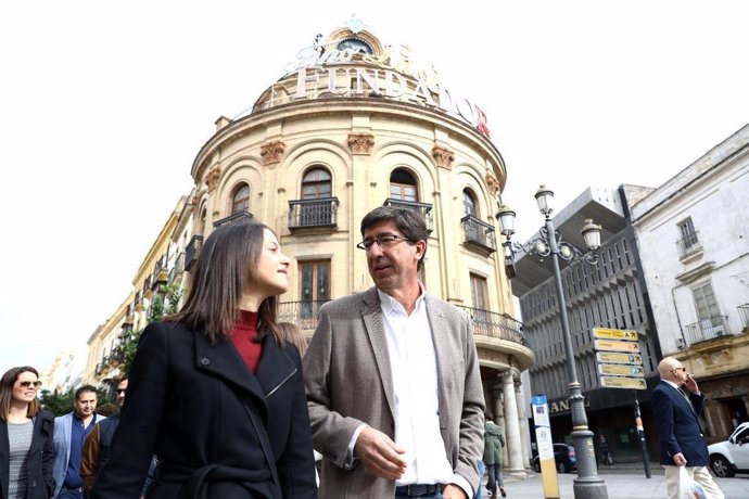 Inés Arrimadas pasea con Juan Marín (Cs) por Jerez de la Frontera