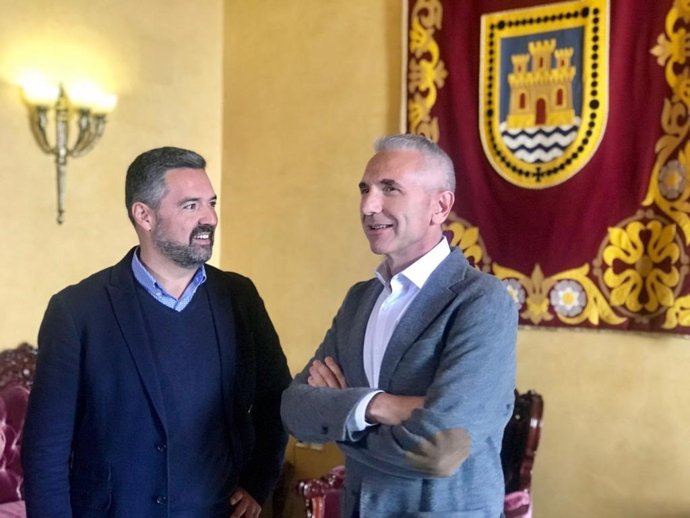 Miguel Ángel Vázquez con el alcalde de Rota