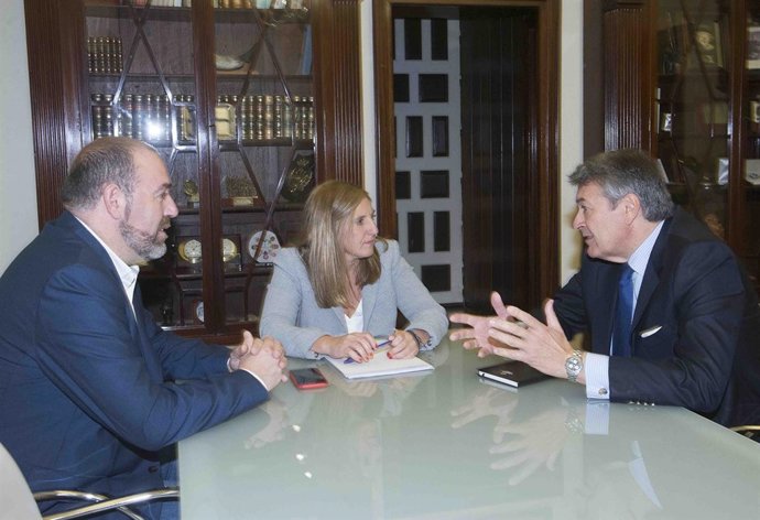 La presidenta de Diputación  y Cesar Saldaña, del Consejo Reguladro del Vino