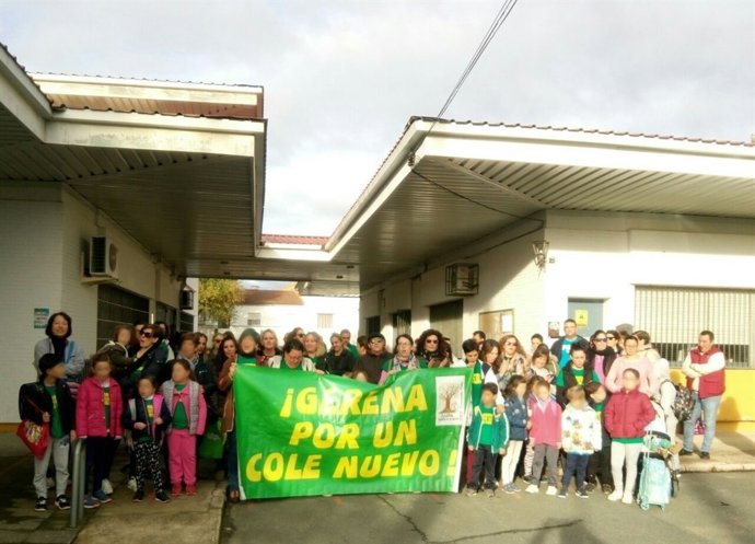Concentración en el colegio 'Fernando Feliú' de Gerena