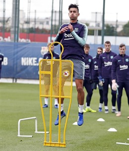 El jugador del Barça B Chumi en un entrenamiento con el FC Barcelona