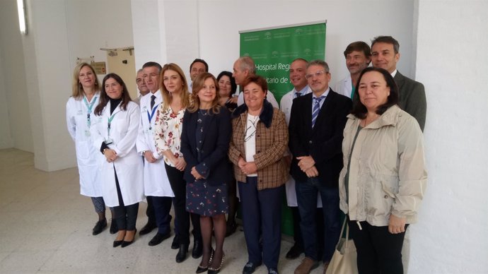 Marina Álvarez junto a directivos del Hospital Regional