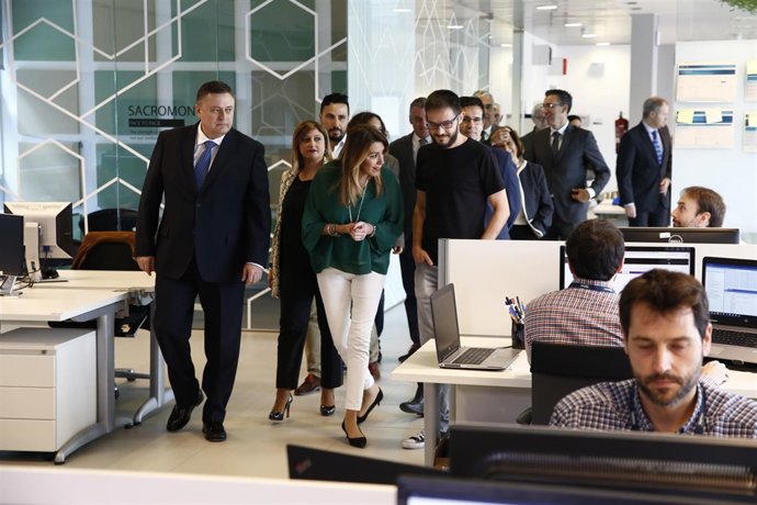 La presidenta de la Junta, Susana Díaz, en el centro I+D de Telefónica