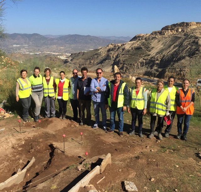 Guillermo Casquet con el alcalde, durante la visita a las obras del PFEA.