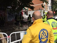 El Canal prevé restablecer el servicio de agua en La Elipa sobre las 16 horas tras la tubería rota del socavón